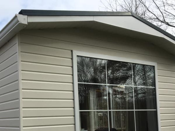 Bei der Mobilheim Renovierung können wir auch die Dachränder durch Kunststoff ersetzen