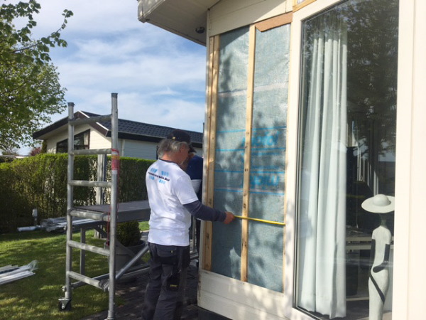 Kunststoff Fassadenverkleidung installieren lassen bei der Renovierung des Mobilheim